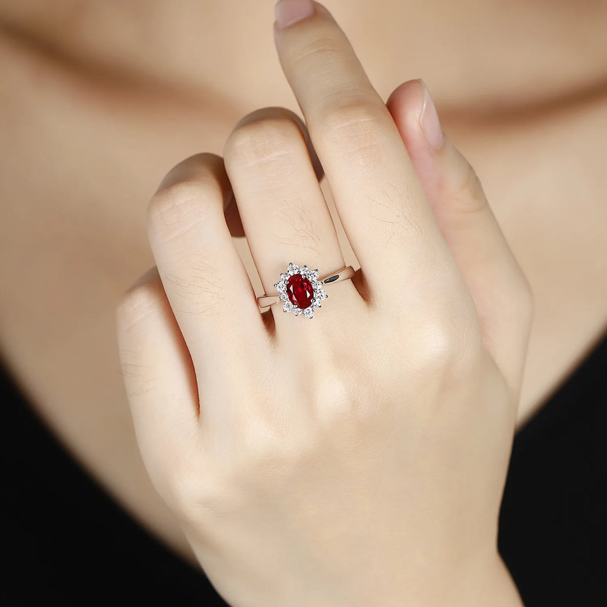 MUSHAN Bague personnalisée en argent sterling 925, bague classique ovale avec émeraude rouge de laboratoire pour femme, plaqué or 18 carats, bague d'anniversaire