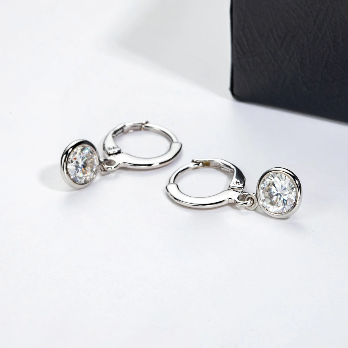 Pendientes de aro de plata de ley 925 MuShan Designer Jewelry, minimalistas con diamante de moissanita, regalo de cumpleaños para chicas, chapados en platino, patente MST