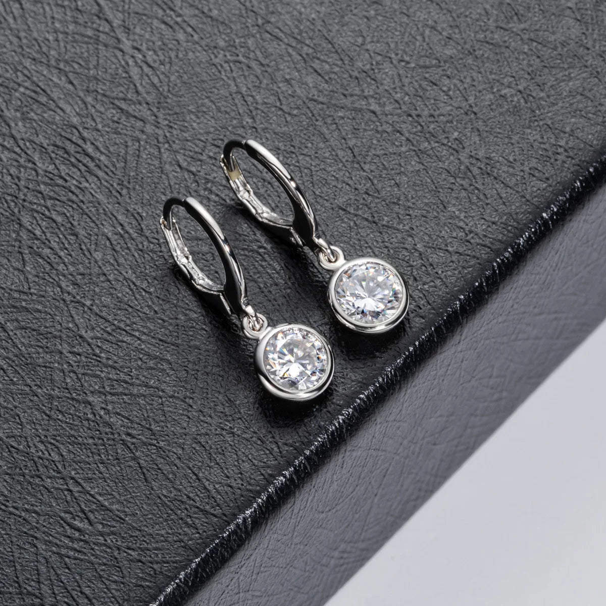 Pendientes de aro de plata de ley 925 MuShan Designer Jewelry, minimalistas con diamante de moissanita, regalo de cumpleaños para chicas, chapados en platino, patente MST